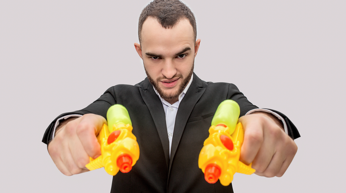 Șefii ITM din România și angajații lor sunt trimiși de Stat să combată munca la negru cu pistoale cu apă: salarii mici, calculatoare din Cretacic și loganuri obosite