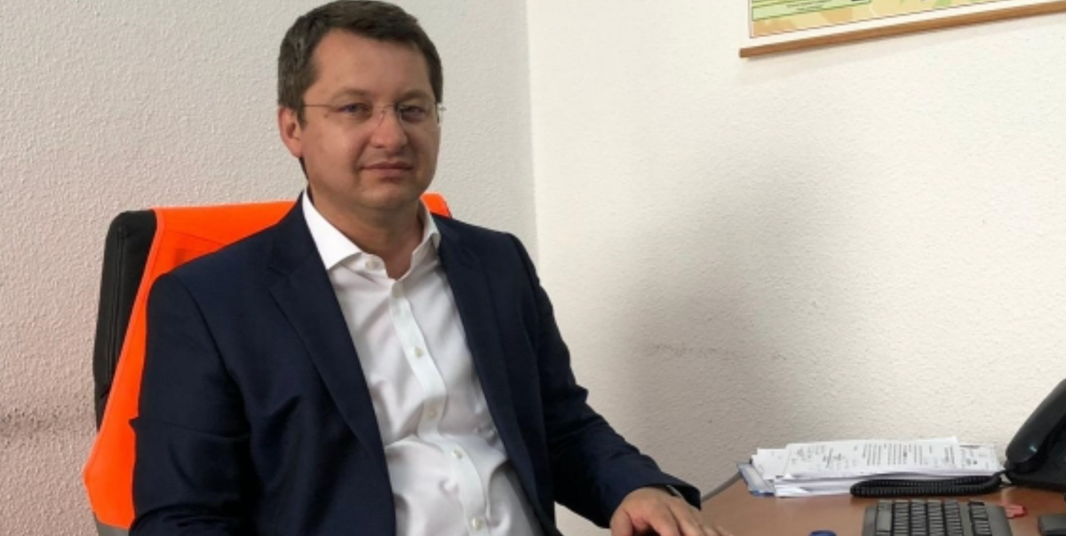 La un an după ce Sorin Scarlat, acoperitul SRI ce a fost șef la CNAIR, a plecat din funcție, Dorin Umbrărescu, cu Scarlat angajat la firmele sale, a rupt tot la licitațiile CNAIR din 2021, luând lucrări de 807 milioane de euro