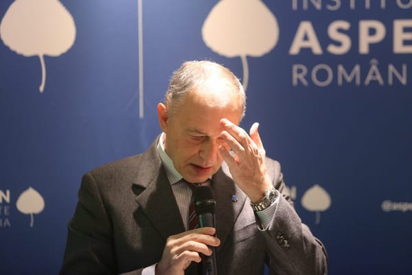 Mircea Geoană, codoșul sinecuriștilor de la bordelul Aspen Institute, a băgat-o pe neve pe nevasta lui Radu Tudor pe un post călduț la MAE. Ciucă, Rafila, Vlad Voiculescu, Radu Tudor și nevasta, Bârgăoanu de la Eurocomunicare și Innayeh, TOȚI papă "lumină