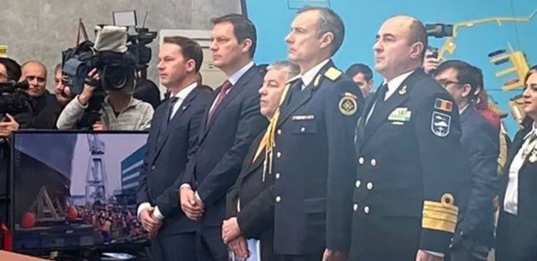 Umbra uniformei lui Coldea în guvernul României stă în spatele viitorului ministru al Economiei. Povestea unei fotografii ciudate