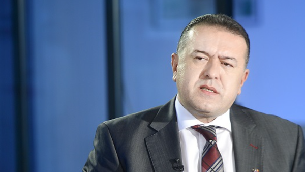 PREMIERĂ. Securistul Dărăban jegozește politic Camera de Comerț și Industrie a României cu o limbă enormă în fundul premierului Ciucă