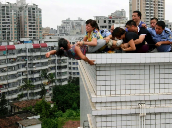 Astă seară ne mințim în familie